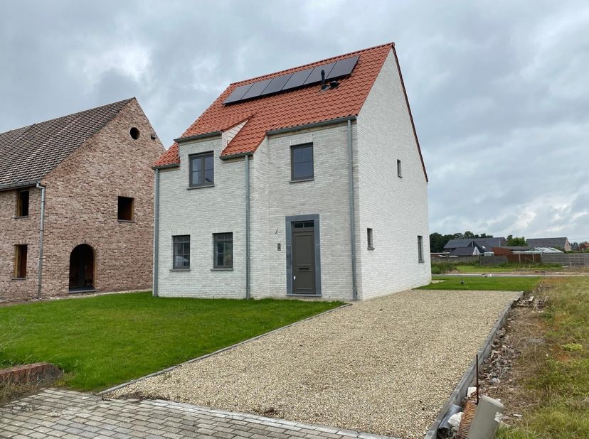 Verrassend ruime alleenstaande woning<br />
De woning omvat:<br />
Op het gelijkvloers: inkomhal met gastentoilet - ruime leefruimte met zithoek en ee