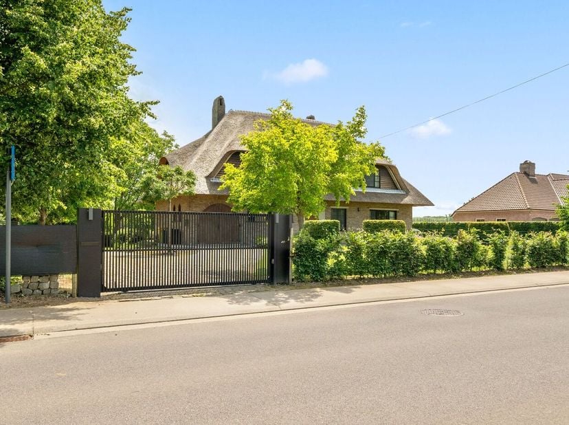 Open house zaterdag 29 augustus van 10.30 u tot 12 u.<br />
<br />
Bent u op zoek naar een woning die ruimte, comfort en karakter moeiteloos combineer