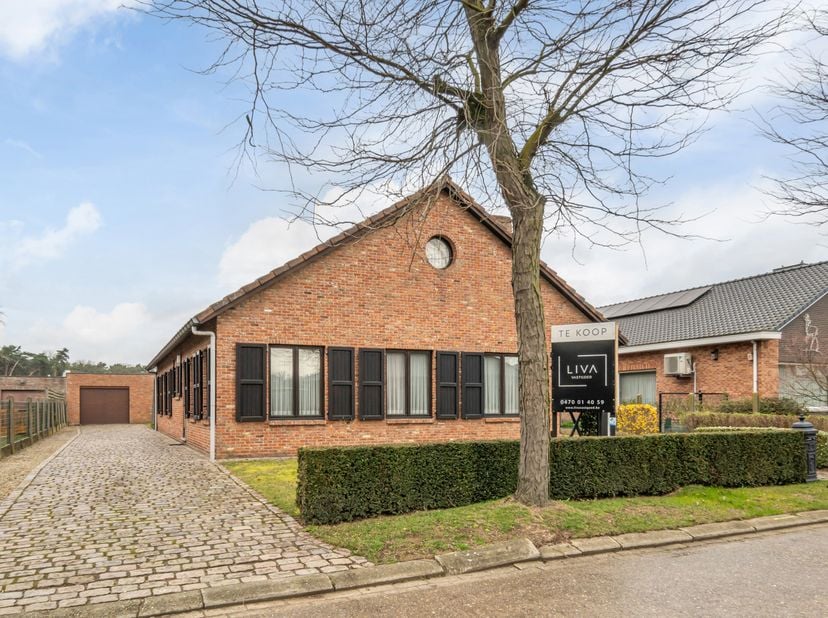 Ligging: Gelegen op een rustige locatie nabij het centrum van Noorderwijk, met een vlotte verbinding naar omliggende gemeenten en een uitstekende aans
