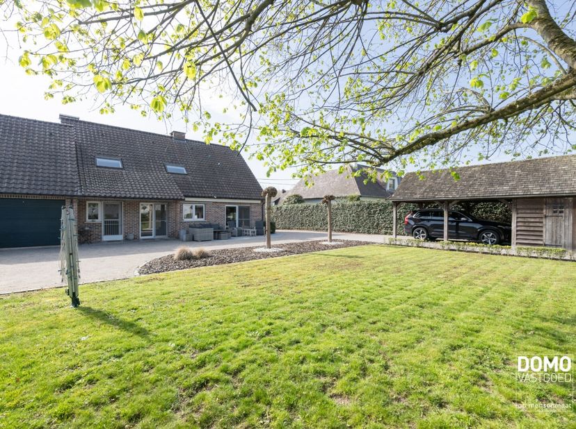 Heeft u interesse? Ontdek deze woning op onze website www.domovastgoed.be<br />
of neem contact met ons op via 011/96.49.96.<br />
Op een gunstige loc