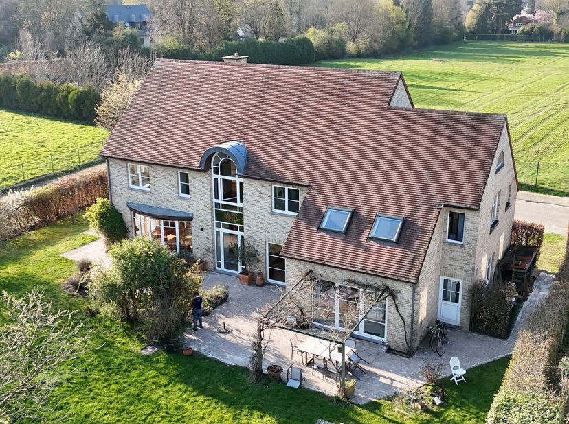 - Rez-de-chaussée : 195m², hauteur sous plafonds = 2m70<br />
Vaste hall d’entrée en marbre traversant la maison du Nord au Sud (Apport de lumière par