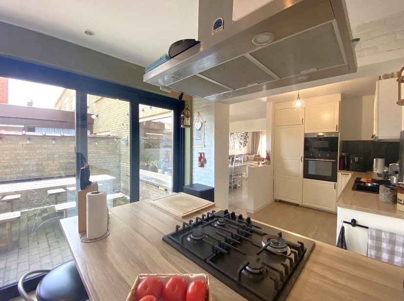 Op wandelafstand van het centrum van Beveren-Leie vinden we deze verzorgde woning, die de afgelopen jaren op verschillende vlakken werd vernieuwd. De