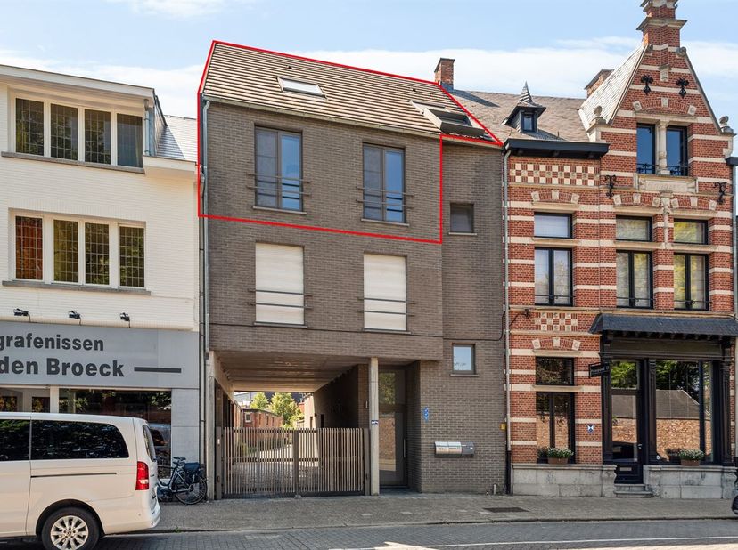 Energiezuinig duplex dakappartement met terras<br />
Het appartement is gelegen op de tweede en derde verdieping van een kleinschalige residentie, geb