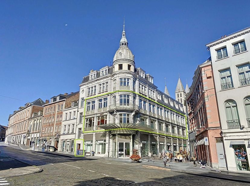 Prachtige handelsruimte van 1.280 m² gelegen in het centrum van Doornik!<br />
Uitzonderlijke handelsruimte van 1.280 m² verdeeld over twee niveaus, i