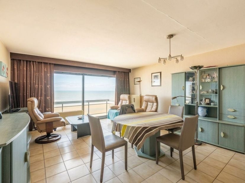 Op te frissen vakantieappartement met FRONTAAL zeezicht te koop op de Zeedijk van Sint-Idesbald.&amp;nbsp;<br />
<br />
Dit royale (109m²) pand met DRIE v