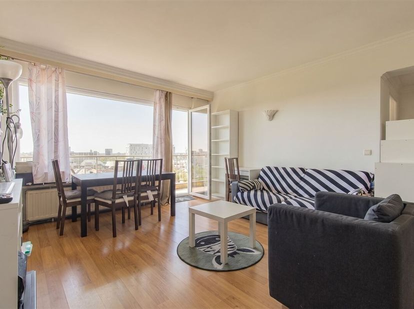 Lichtrijk appartement met 2 slaapkamers, terras en panoramisch uitzicht in Evere! De vanafprijs bedraagt 235.000,- EUR.<br />
Ontdek dit aangename app