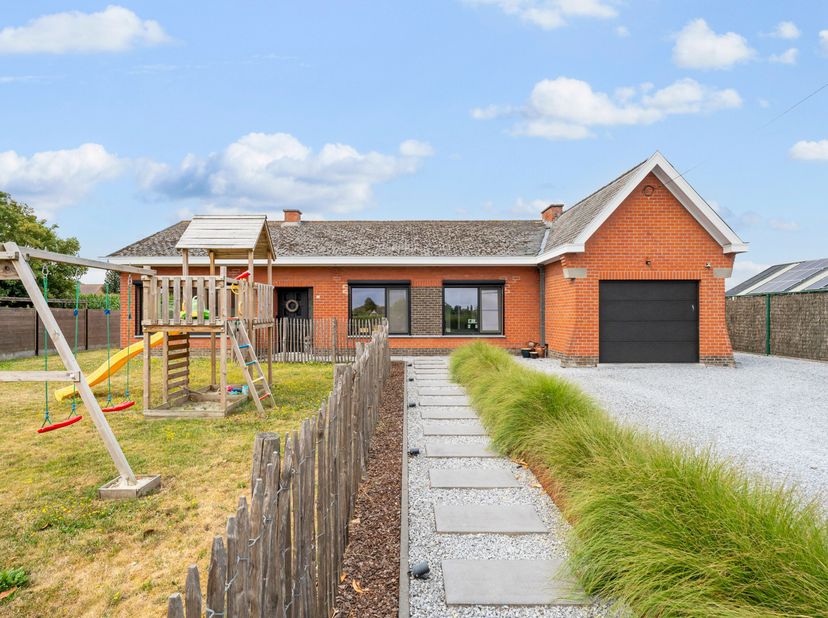 Deze alleenstaande bungalow is gelegen in de dorpskern van Zuidschote en kent een zeer goede uitvalsbasis.<br />
We betreden de woning langs de hal me