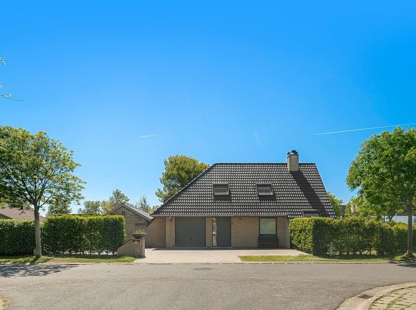 Gelegen op een mooi hoekperceel van 565 m² aan de rand van Knokke, vlakbij het Zegemeer, de Scharpoordsite en Duinenwater, geniet deze woning van een