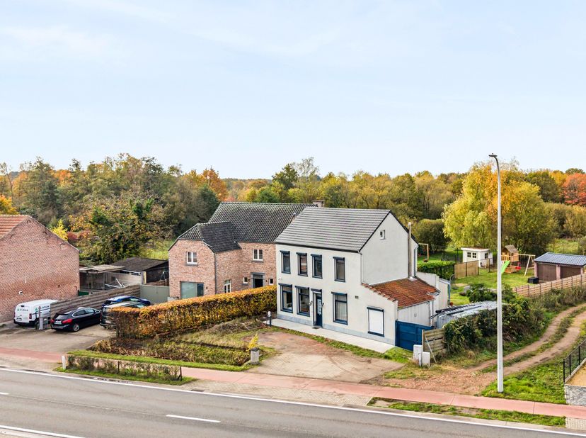 In 2016 zijn de huidige eigenaars een grondige renovatie begonnen. Zonnepanelen, thuisbatterij, laadpaal én warmtepomp..... kortom, de modernste voorz