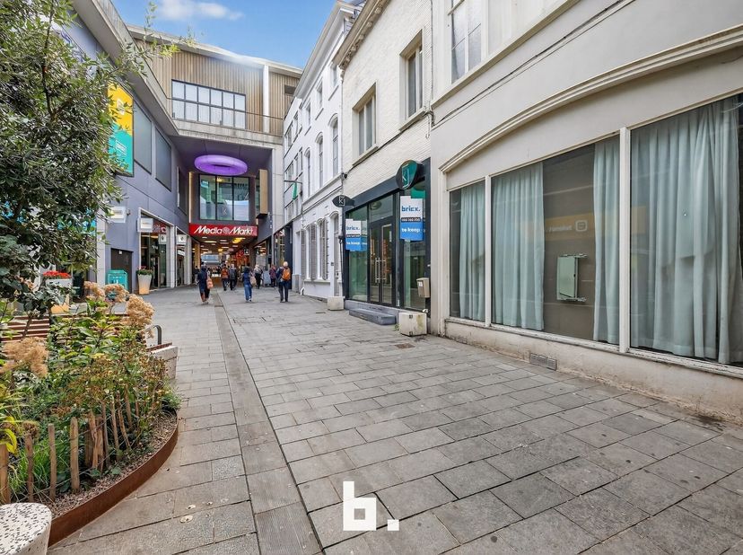 Op zoek naar een handelszaak op een plek waar zichtbaarheid en bereikbaarheid samenkomen? Dit handelspand bevindt zich aan de ingang van winkelcentrum