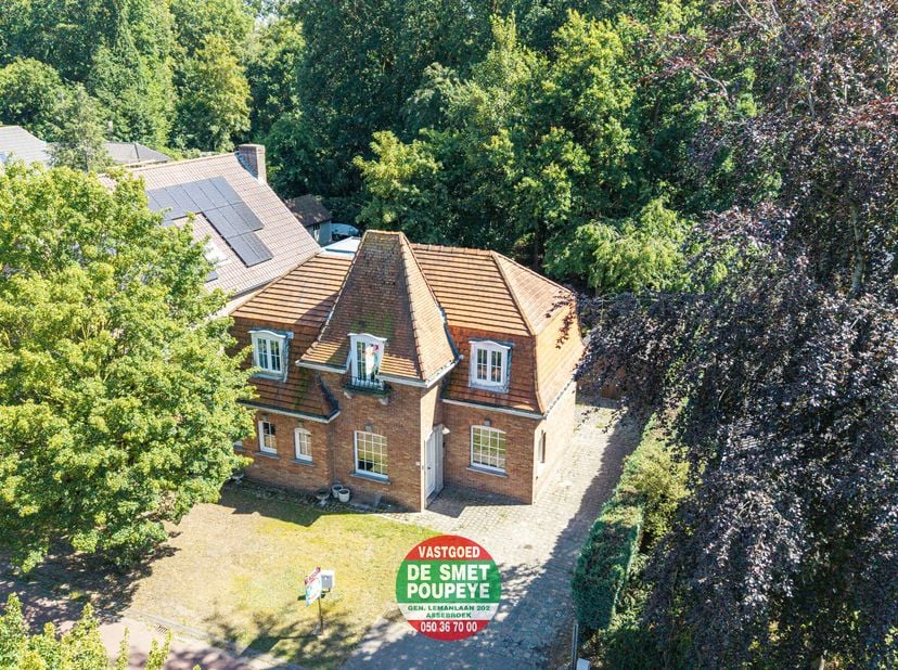Deze alleenstaande woning is gelegen op een zonnig, zuidgericht perceel van maar liefst 808 m² in een rustige éénrichtingsstraat, omringd door groen e