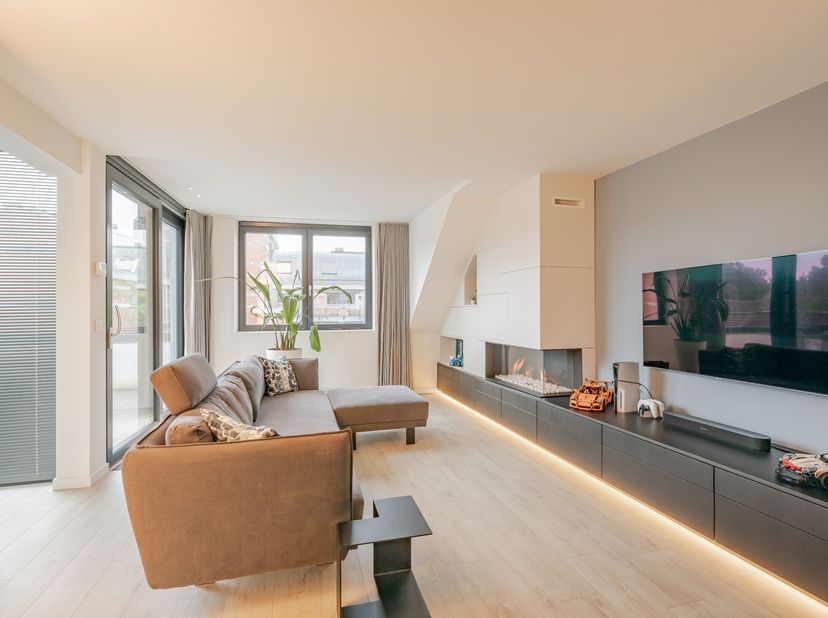 In het hart van Leuven, in de levendige Brusselsestraat, bevindt zich dit luxe duplexappartement van 140 m² met een prachtig terras van 12 m², gesprei