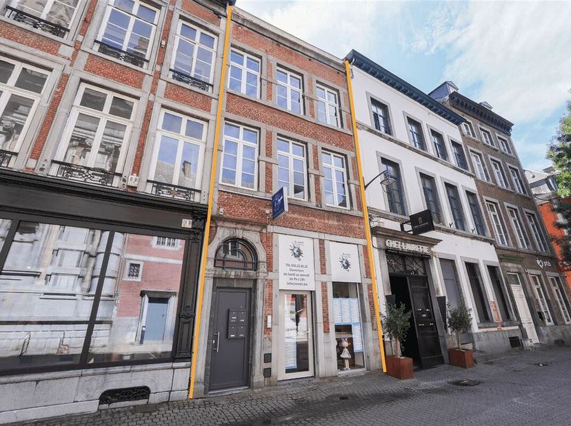 VISITES SUSPENDUES.Idéalement situé en plein coeur du Vieux Namur, entre la place de lAnge et la place Saint-Aubain, cet immeuble mixte constitue une