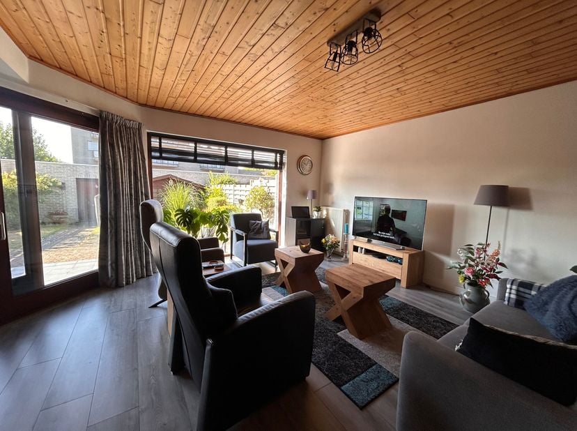 Ruim gelijkvloers appartement met tuin en garage aan de Nieuwe Kaai<br />
Ligging:<br />
Het appartement is uitstekend gelegen aan de Nieuwe Kaai, o