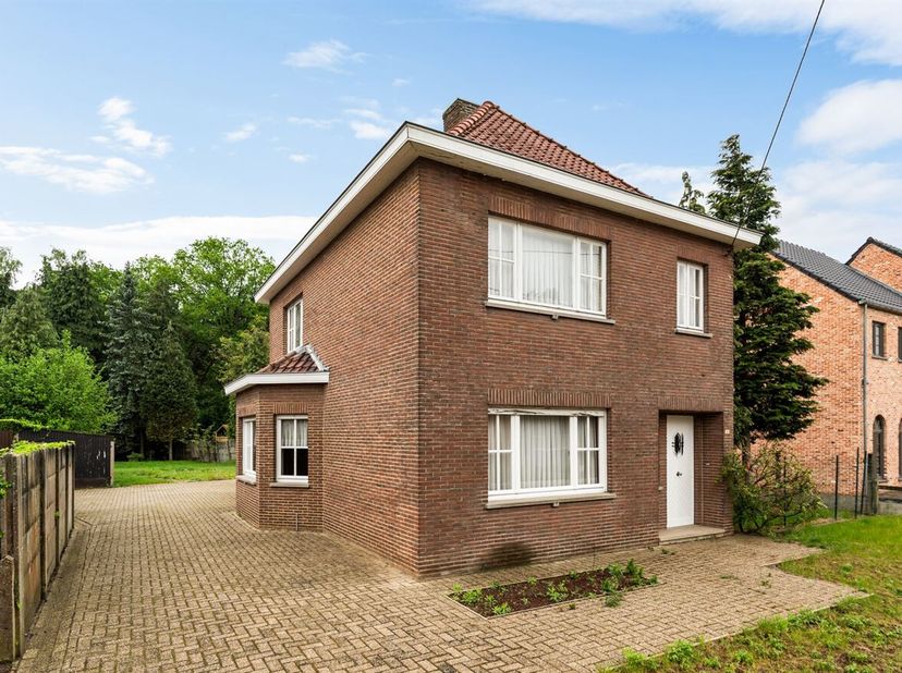 Vrijstaande woning met potentieel op ruim perceel van ca. 14 are in Olmen<br />
Op zoek naar een woning die je volledig naar eigen smaak kan renoveren