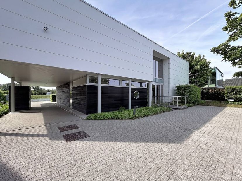 In Destelbergen, direct aan de op- en uitrit van de R4, bevindt zich dit instapklare bedrijfsgebouw: een topligging qua visibiliteit. Het pand beschik