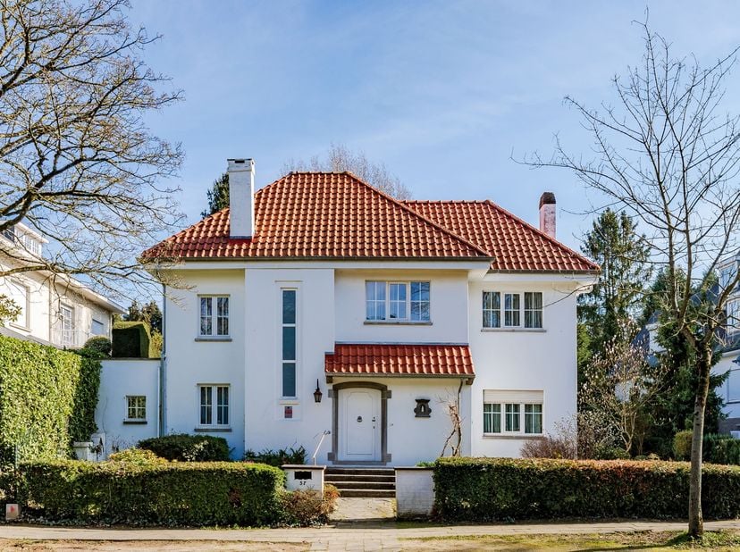 Gelegen in de zeer gewilde wijk l’Observatorium, aan een van de meest prestigieuze lanen van Brussel, weet deze schitterende villa uit 1933 te bekoren