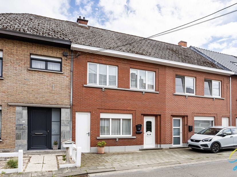 Op zoek naar een woning die u volledig naar eigen smaak kunt omvormen? Deze rustig gelegen rijwoning met prachtig landelijk uitzicht biedt tal van mog