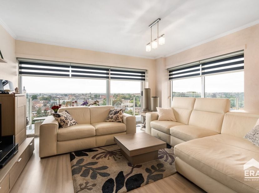 Ruim appartement in het centrum van Tienen met twee terrassen en vrij uitzicht over de stad. Dit goed onderhouden appartement van 100 m² combineert ru