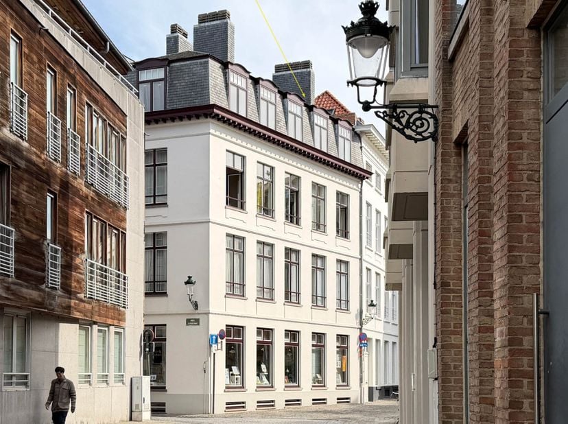Op een topligging, vlak bij de Markt en vlakbij de winkels, restaurants en gezellige terrasjes, bevindt zich dit ruime appartement van maar liefst 98