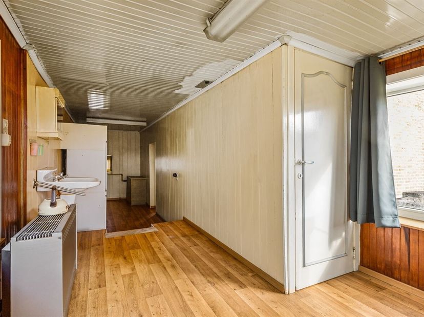Te renoveren gezinswoning met 3 slaapkamers op een perceel van 631 m²<br />
Bent u op zoek naar een woning die u volledig naar eigen smaak kan renover