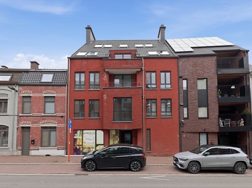 Op de Tiensesteenweg ter hoogte van nummer 37 kan men dit knap appartement terugvinden. Grote troef van dit appartement is ongetwijfeld de ligging! He