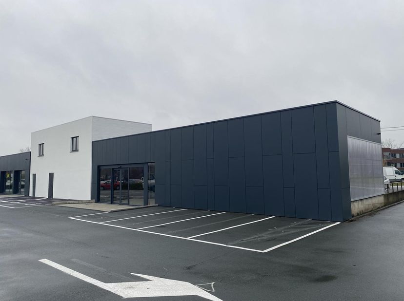 Deze commerciële ruimte van 605 m² is gelegen op de voormalige Aldi-site in Halle, omringd door sterke retailers zoals C&amp;A, Gamma, MultiPharma, Van Ha