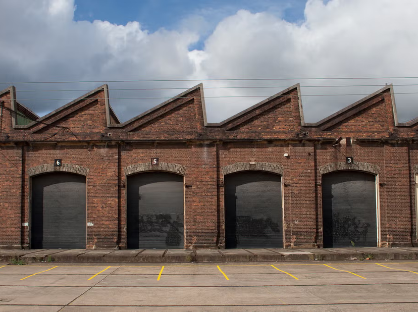 Discrete verkoop<br />
 <br />
Opslagruimte van ca 3300m2 in Kortrijk, met prachtig ingerichte vergader- of kantoorruimte van ca 80m2. <br />
Vrije ho