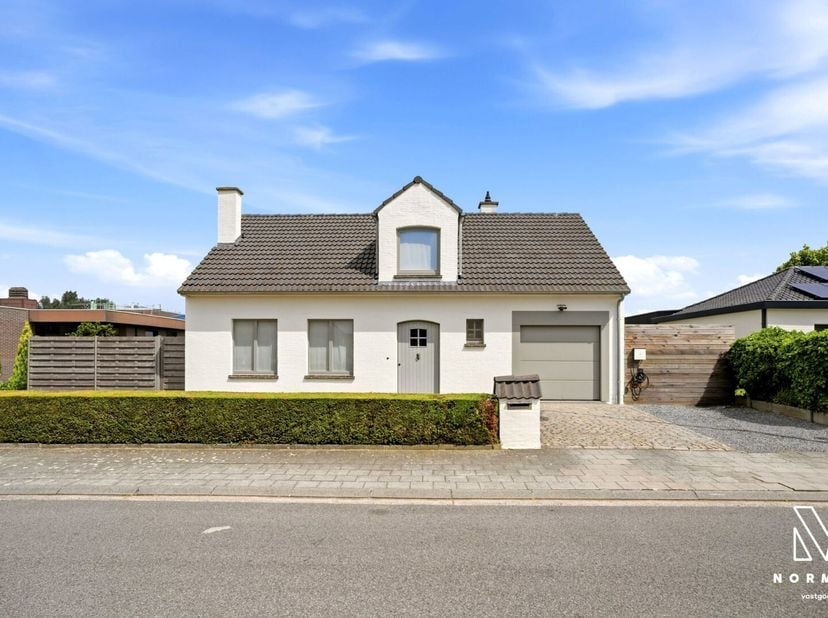 Deze alleenstaande woning in uitstekende staat combineert een degelijke traditionele bouwstructuur met hedendaags wooncomfort, dit dankzij verschillen