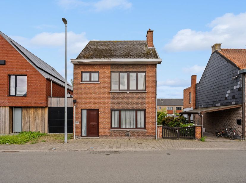 In de groene omgeving van Zele vindt u deze te renoveren woning met tal van mogelijkheden. De woning beschikt over drie slaapkamers en een aangename l