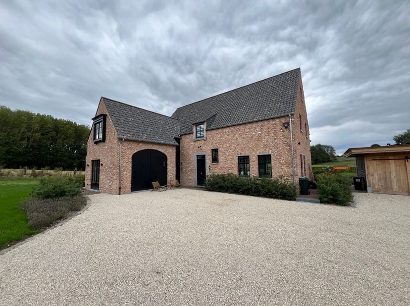 De bouw van deze exclusieve eigendom werd gefinaliseerd in 2024 en onderscheidt zich door haar uitzonderlijke ruimte, hoogwaardige afwerking en pracht