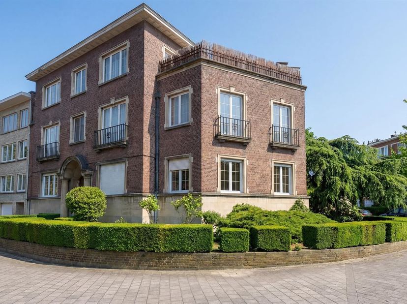 Schaerbeek Élégant appartement 4 chambres avec terrasse, double garages et cave.<br />
Situé dans la  Rue des Héliotropes au sein d'une petite copropr