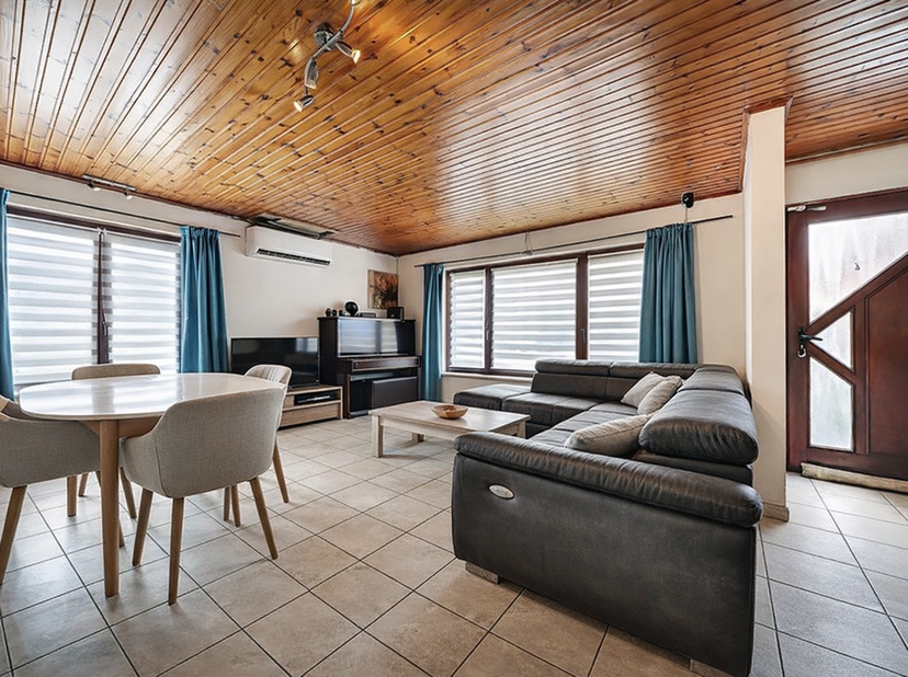 Easyhome Immobilier vous propose cette agréable villa de plain-pied située à Somzée, dans le quartier recherché et paisible des Acacias, tout en resta