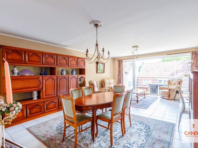 Dit appartement is gelegen in het centrum van Mariakerke, op wandelafstand van het openbaar vervoer, winkels, scholen en de groenpolen van Mariakerke.