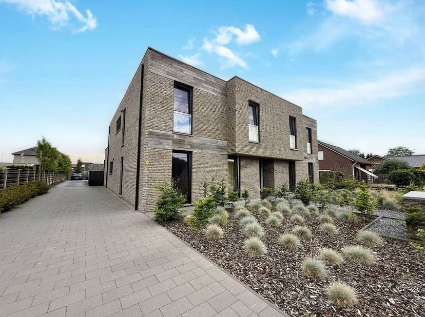 Ben je op zoek naar een rustig gelegen, ruim appartement met het comfort van een woning? Dit gelijkvloers appartement aan de Heirbaan 46 bus 1 in Elen