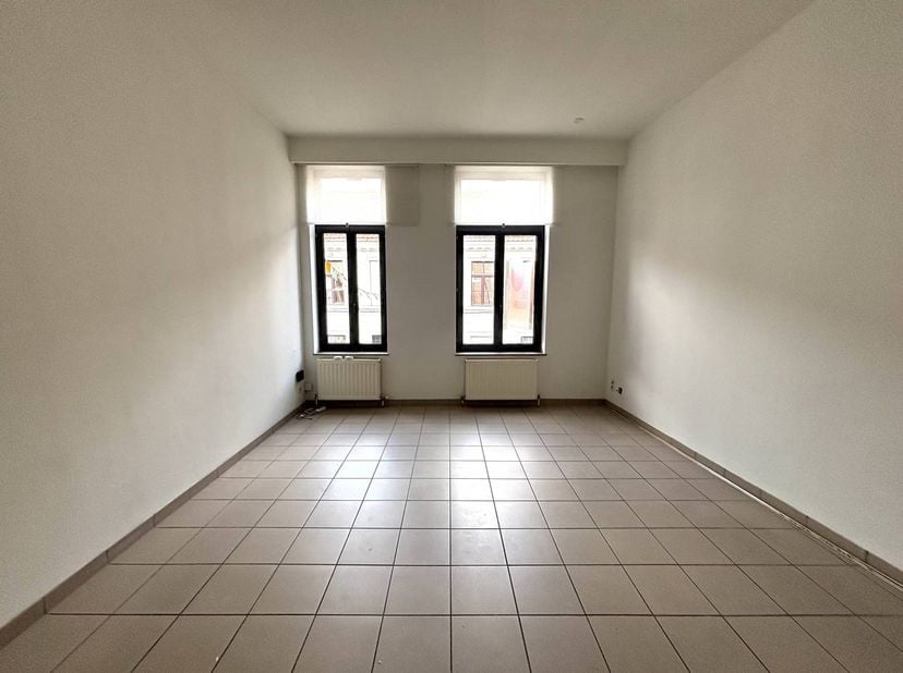 Ben jij op zoek naar een ruime en instapklare woning op een toplocatie? Dit toffe appartement in de Minderbroederstraat biedt je alle comfort van het