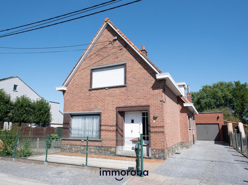 Te renoveren, karaktervolle, open bebouwing met inkom, living, keuken, ruime veranda, badkamer, 3 slaapkamers, wasplaats, kelder, zolder, garage, berg