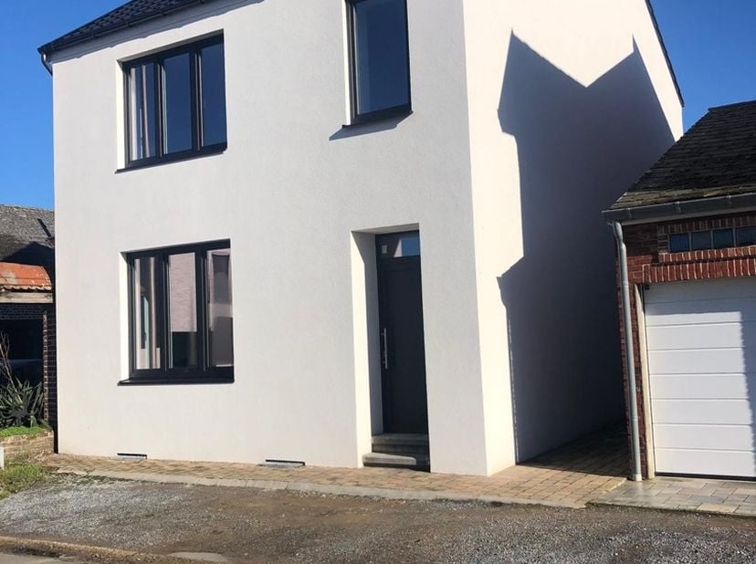 Deze moderne, volledig gerenoveerde woning, gelegen in Wilderen, biedt een stijlvolle en comfortabele woonervaring. De 3 zeer ruime slaapkamers, de ni