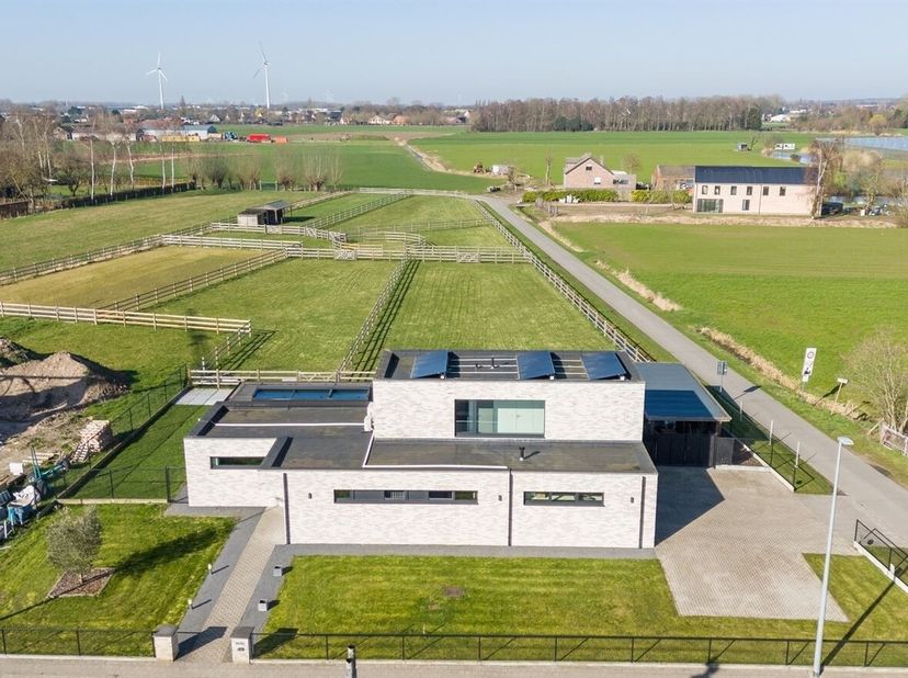 Omgeven door groen en een prachtig, rustgevend uitzicht... <br />
Deze lichtrijke villa biedt u alle comfort en een praktische indeling.<br />
De woni