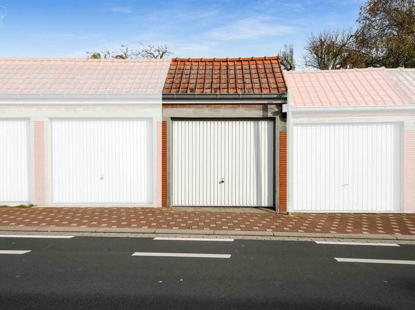 Garage d'env. 16m² situé à deux pas du centre-ville de COMINES ! Porte manuelle, toiture et chéneaux neufs. Faites vite !