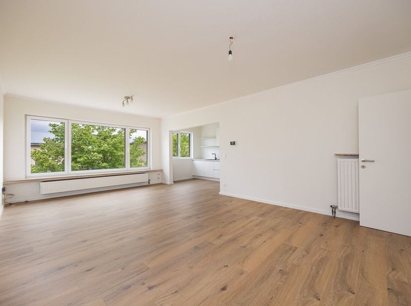 Lichtrijk en instapklaar 3-kamerappartement in de gegeerde Buizegem-wijkBent u op zoek naar een modern, volledig vernieuwd appartement in een kleinsch