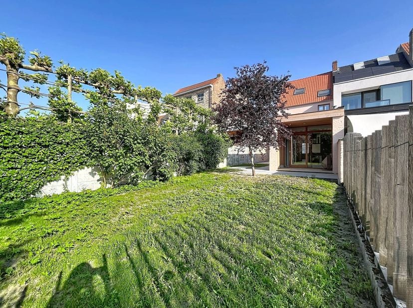 Te huur: deze prachtige halfopen woning aan de Gistelse Steenweg in Sint-Andries werd volledig en hoogwaardig gerenoveerd en biedt een uitzonderlijke