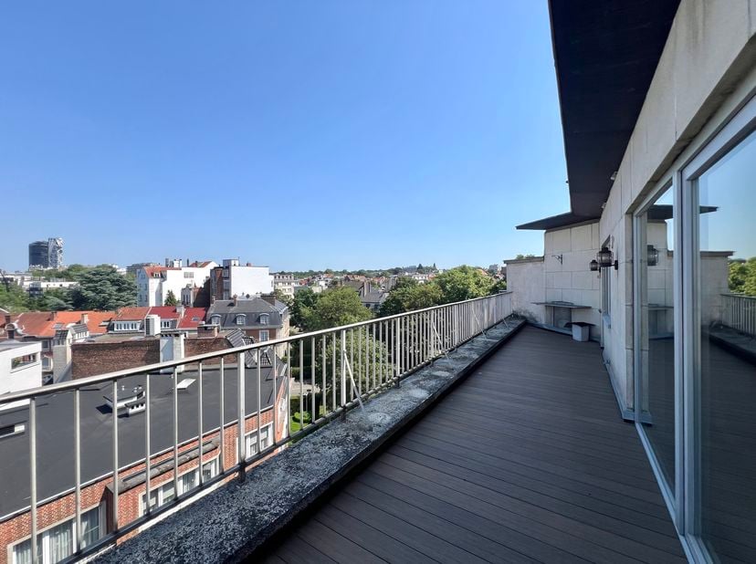 UCCLE - Situé aux abords de la prestigieuse avenue Molière, à proximité de la Place Brugmann, de ses restaurants et transports, lumineux APPARTEMENT (