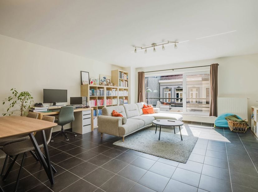 Ligging<br />
Dit verzorgde appartement is gelegen in de Smidsestraat in Gent, een gegeerde en residentiële buurt op wandelafstand van het Sint-Pieter