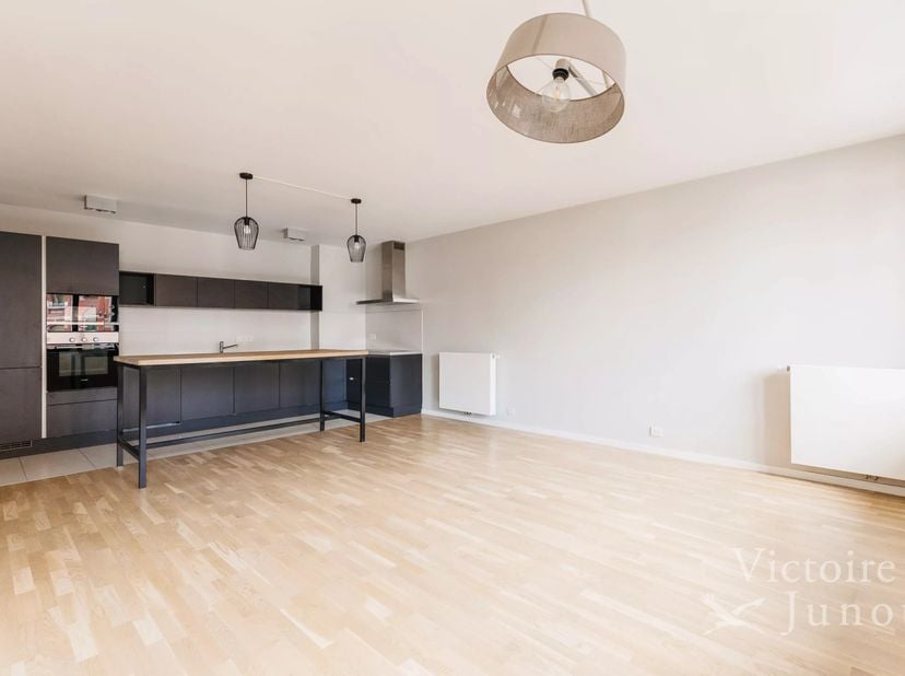 Ontdek dit prachtige appartement van 94 m², gelegen in het levendige Châtelain in Saint-Gilles. Het appartement bestaat uit twee ruime slaapkamers en