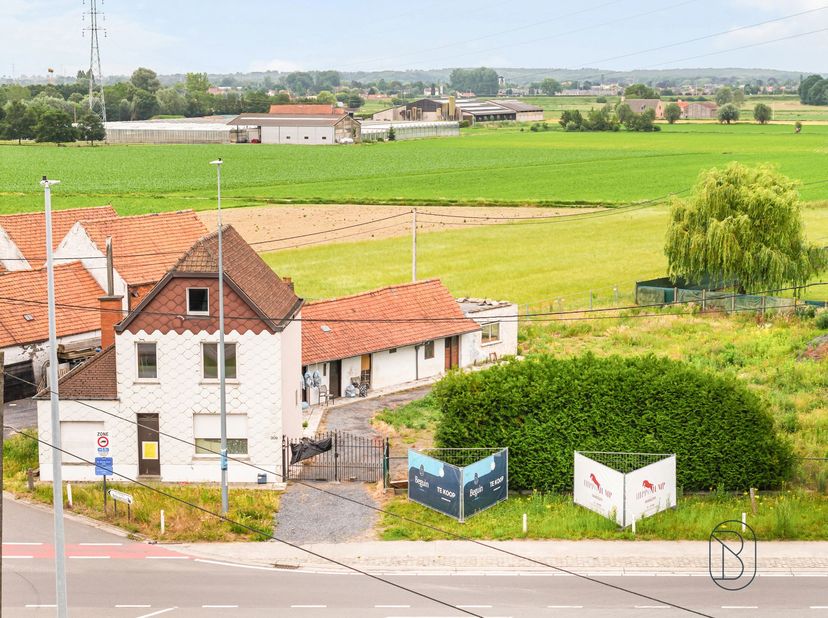 Af te breken woning op een strategische ligging in Zulte, op een perceel van 1.754 m2. <br />
Vergunning voor de heropbouw van villa aanwezig (zie ren