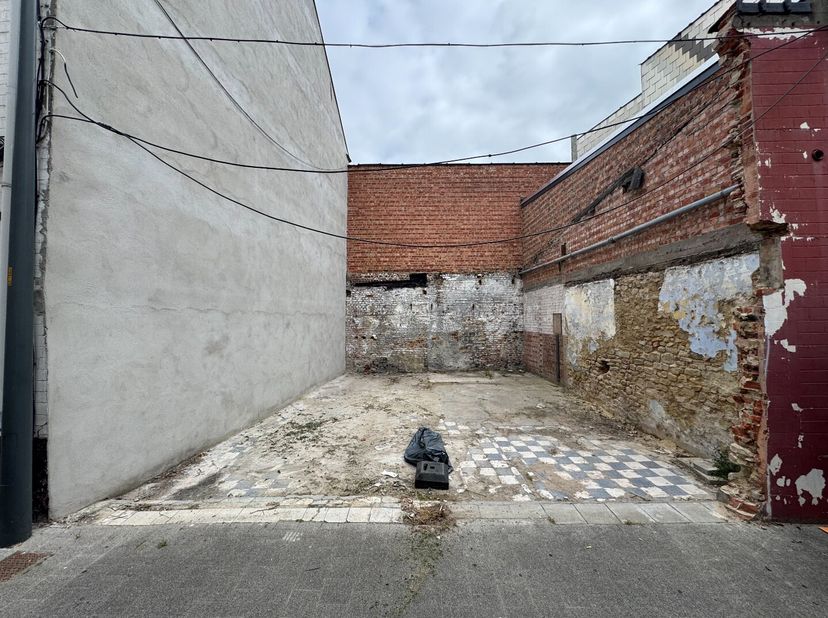 Een rustig gelegen perceel grond (opp. 56 ca) met mooie straatbreedte en voorzien van een bouwdossier met bouwvergunning voor "het bouwen van een rijw