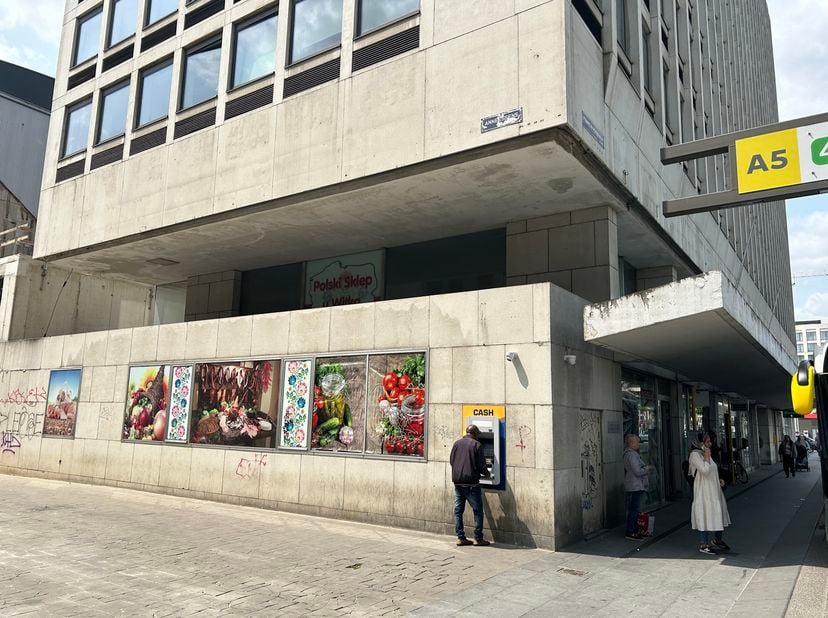 Opbrengsteigendom te koop gelegen aan de Rooseveltplaats.<br />
Onderaan de President Building vinden we deze 2 handelszaken terug.<br />
Op de hoek b
