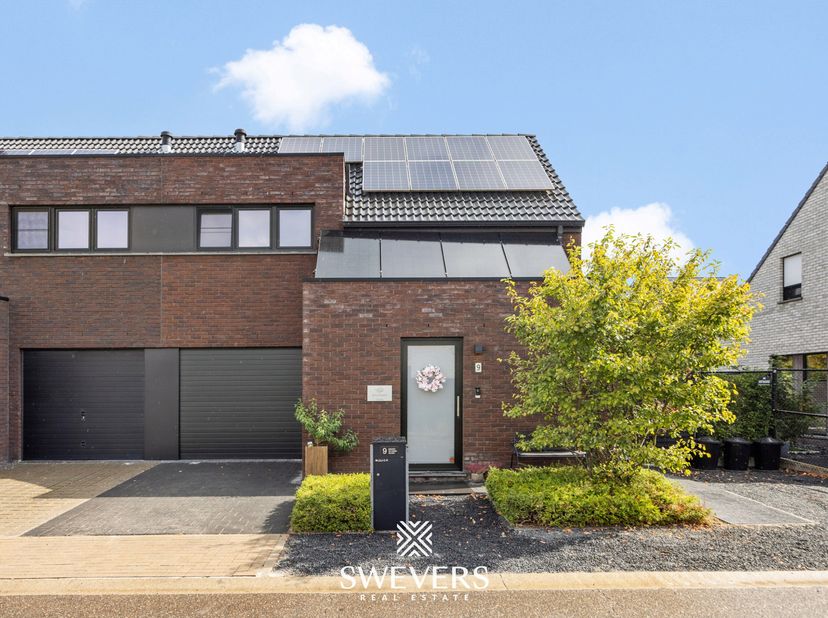 Voor meer info en foto’s, surf naar www.swevers.be – Aan de Drieskensveldweg 9 in Zonhoven vinden we deze recente en energiezuinige halfopen bebouwing