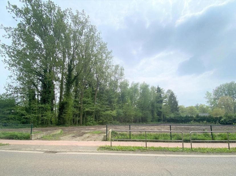Terrain à vendre
                    à 2400 Mol